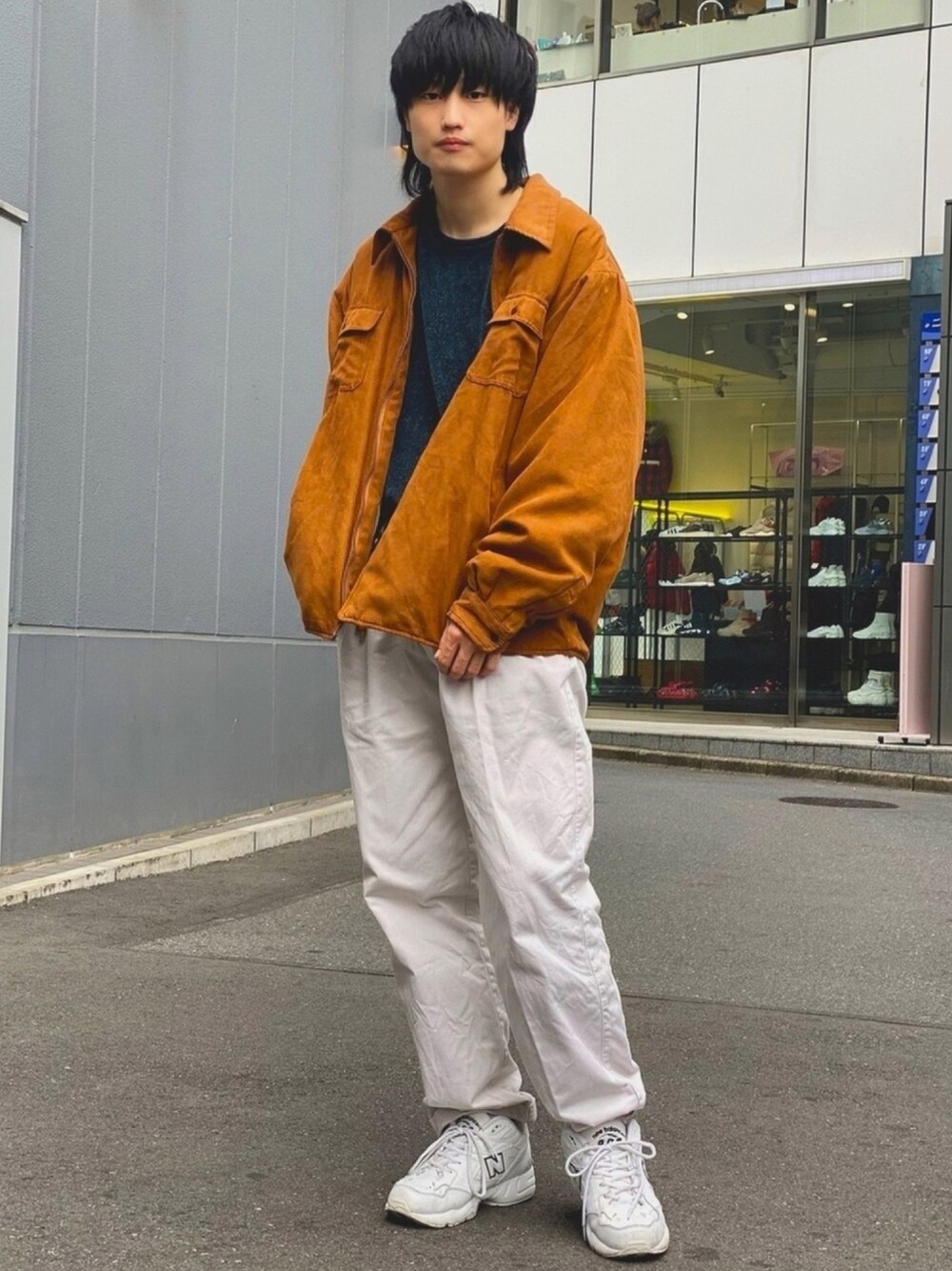 「ホワイト、ブラウン、きれいめカジュアル、冬コーデ、WEGO、古着、古着コーデ、おしゃれさんと繋がりたい、ベロア、ニット」｜「古着のアイテム（ジャケット/アウター、ブラウン系）」を使った、もっくんさん（メンズ・175cm）の秋コーディネートの1枚目の写真