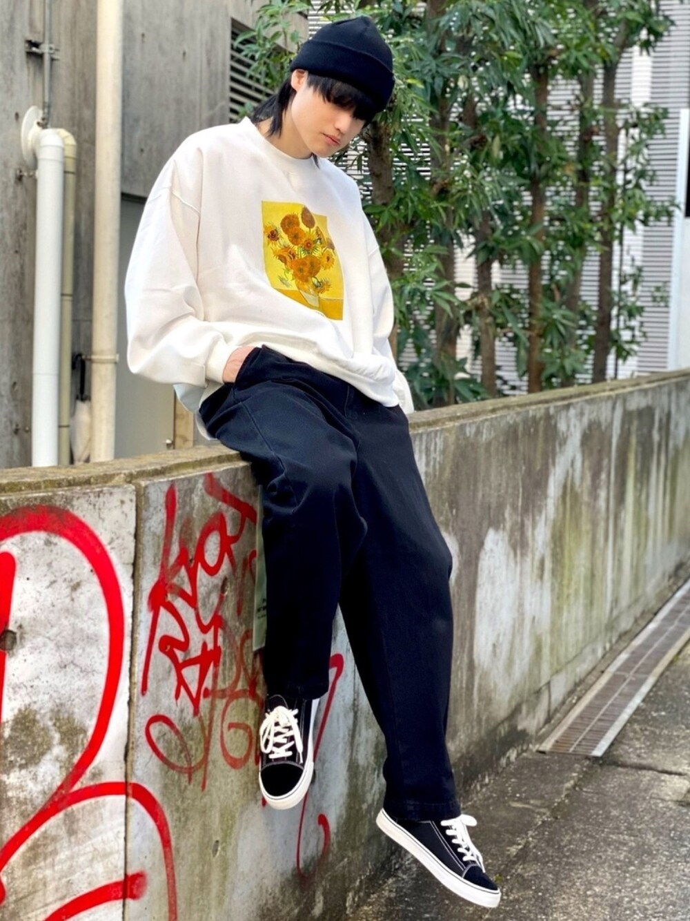「スケータースタイル、シンプルコーデ、シンプル、ストリート、デニム、ビックシルエット、スニーカー、休日スタイル、秋冬コーデ、WEGO」｜「WEGOのWEGO/ART COLLECTIONバルーンプルオーバー（スウェット、ホワイト系）」を使った、もっくんさん（メンズ・175cm）の冬コーディネートの1枚目の写真