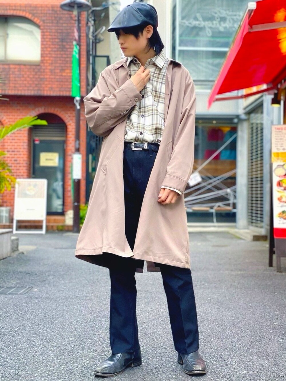 「ステンカラーコート、フレアパンツ、ハンチング、おしゃれさんと繋がりたい、オトナカジュアル、カジュアルコーデ、チェックシャツ、ロングコート、レザー、WEGO」｜「WEGOのWEGO/TRチェックビッグシルエットシャツ（シャツ/ブラウス、ホワイト系）」を使った、もっくんさん（メンズ・175cm）の冬コーディネートの1枚目の写真