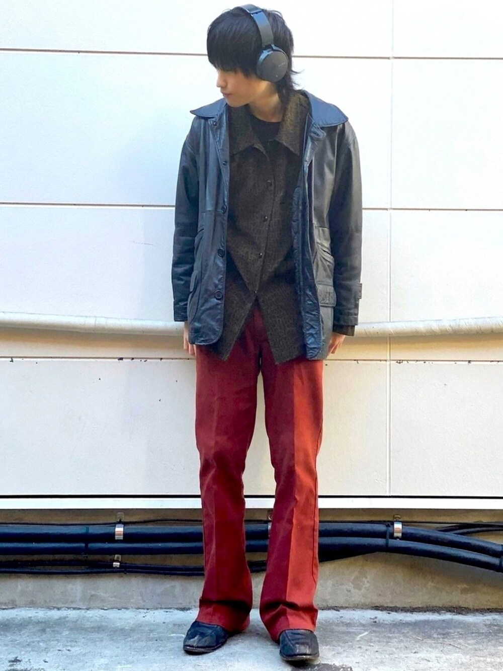 「大人カジュアル、冬、レザージャケット、フレアパンツ、柄シャツ、ブーツ、レザー、おしゃれさんと繋がりたい、大人コーデ、古着」｜「USEDのアイテム（ジャケット/アウター、ブラック系）」を使った、もっくんさん（メンズ・175cm）の冬コーディネートの1枚目の写真
