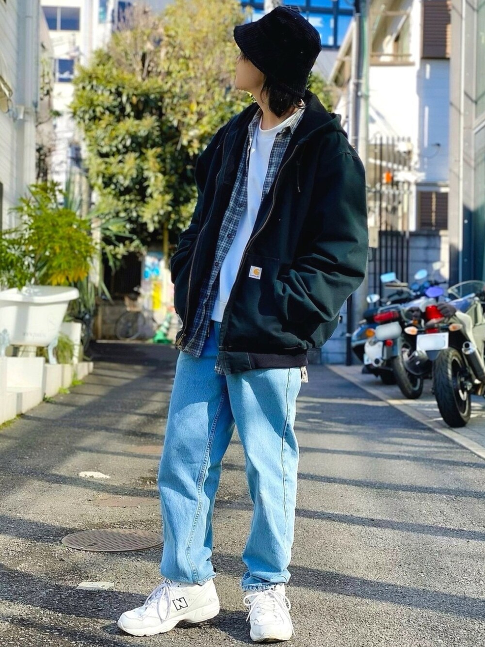 「バケットハット、古着、WEGO、スウェット、スニーカーコーデ、スニーカー、ニューバランス、チェックシャツ、お洒落さんとつながりたい、コーデュロイ」｜「WEGOのWEGO/ドロップショルダーカラープルオーバー（スウェット、ホワイト系）」を使った、もっくんさん（メンズ・175cm）の冬コーディネートの1枚目の写真