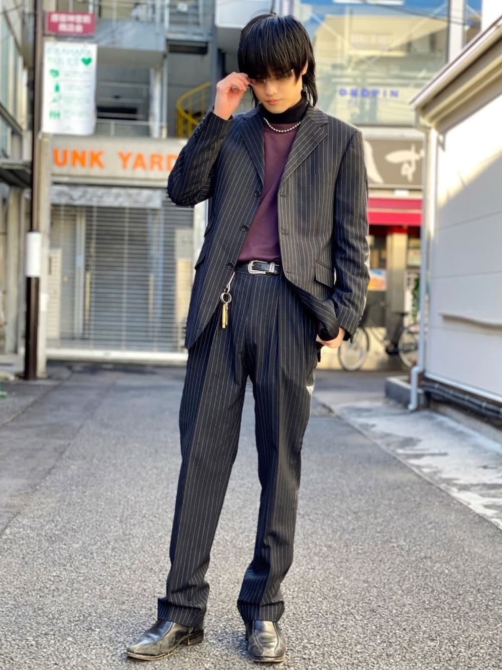 「セットアップ、burberry、PRADA、サングラス、ストライプ、ブーツ、WEGO、私の推しブランド、おしゃれさんと繋がりたい、モード」｜「WEGOのWEGO/ドロップショルダーカラープルオーバー（スウェット、パープル系）」を使った、もっくんさん（メンズ・175cm）の冬コーディネートの1枚目の写真
