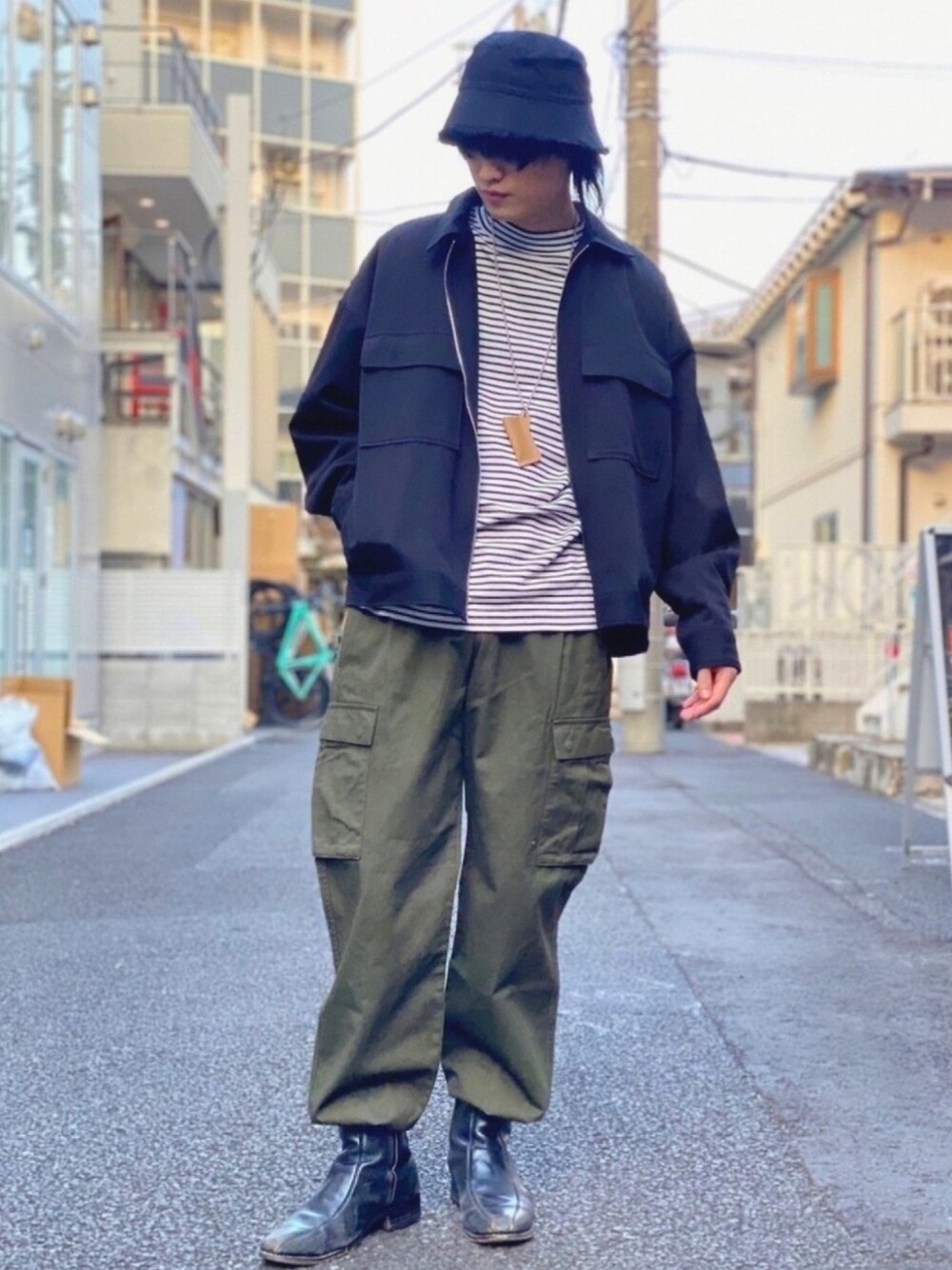 「私の推しブランド、カーゴパンツ、ボーダー、バケットハット、フリンジ、ハイネック、ミリタリー、ブーツ、ストリート、WEGO」｜「WEGOのWEGO/グラフィックアートCPOブルゾン（ブルゾン、ブラック系）」を使った、もっくんさん（メンズ・175cm）の冬コーディネートの1枚目の写真
