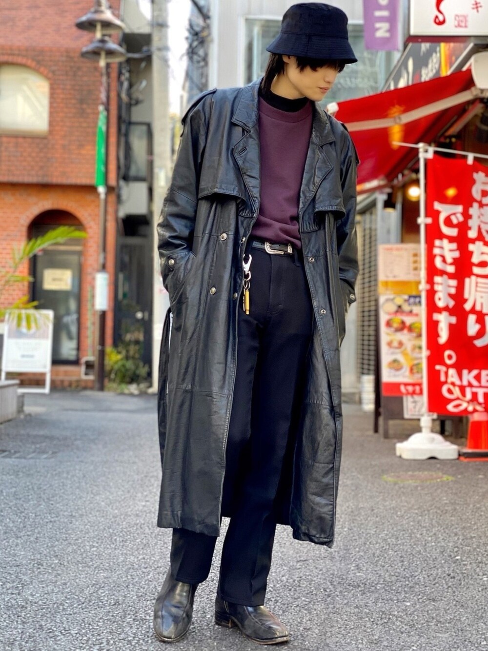 「フレアパンツ、WEGO、バケットハット、レザー、トレンチコート、ブーツ、スウェット、コーデュロイ、チョコ色に染まれ、オトナカジュアル」｜「WEGOのWEGO/ドロップショルダーカラープルオーバー（スウェット、パープル系）」を使った、もっくんさん（メンズ・175cm）の冬コーディネートの1枚目の写真