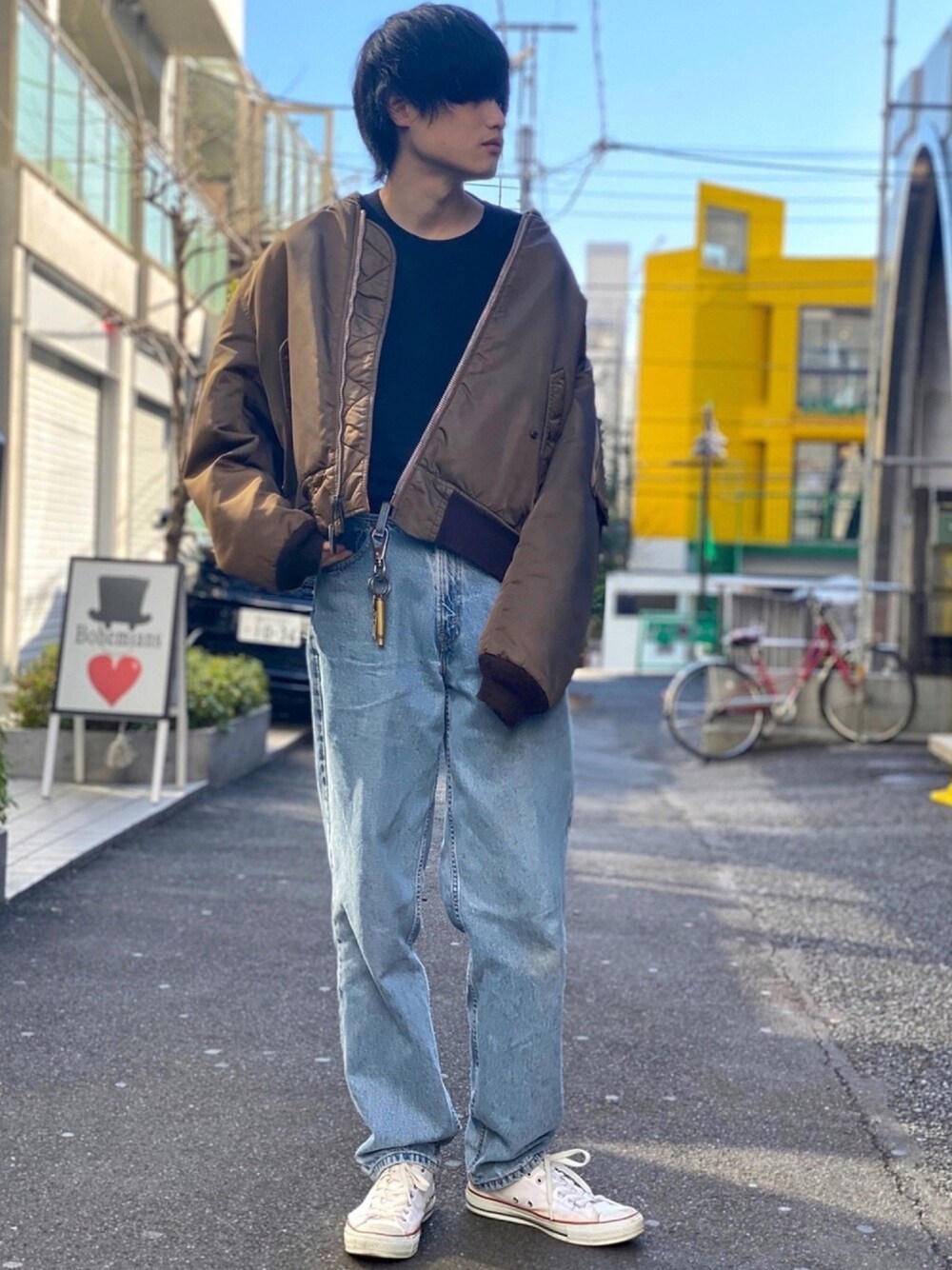 「白スニーカー、春アウター、春コーデ、タックイン、スニーカー、WEGO、MA-1、デニムパンツ、コンバース、スウェット」｜「WEGOのWEGO/ドロップショルダーカラープルオーバー（スウェット、ブラック系）」を使った、もっくんさん（メンズ・175cm）の冬コーディネートの1枚目の写真