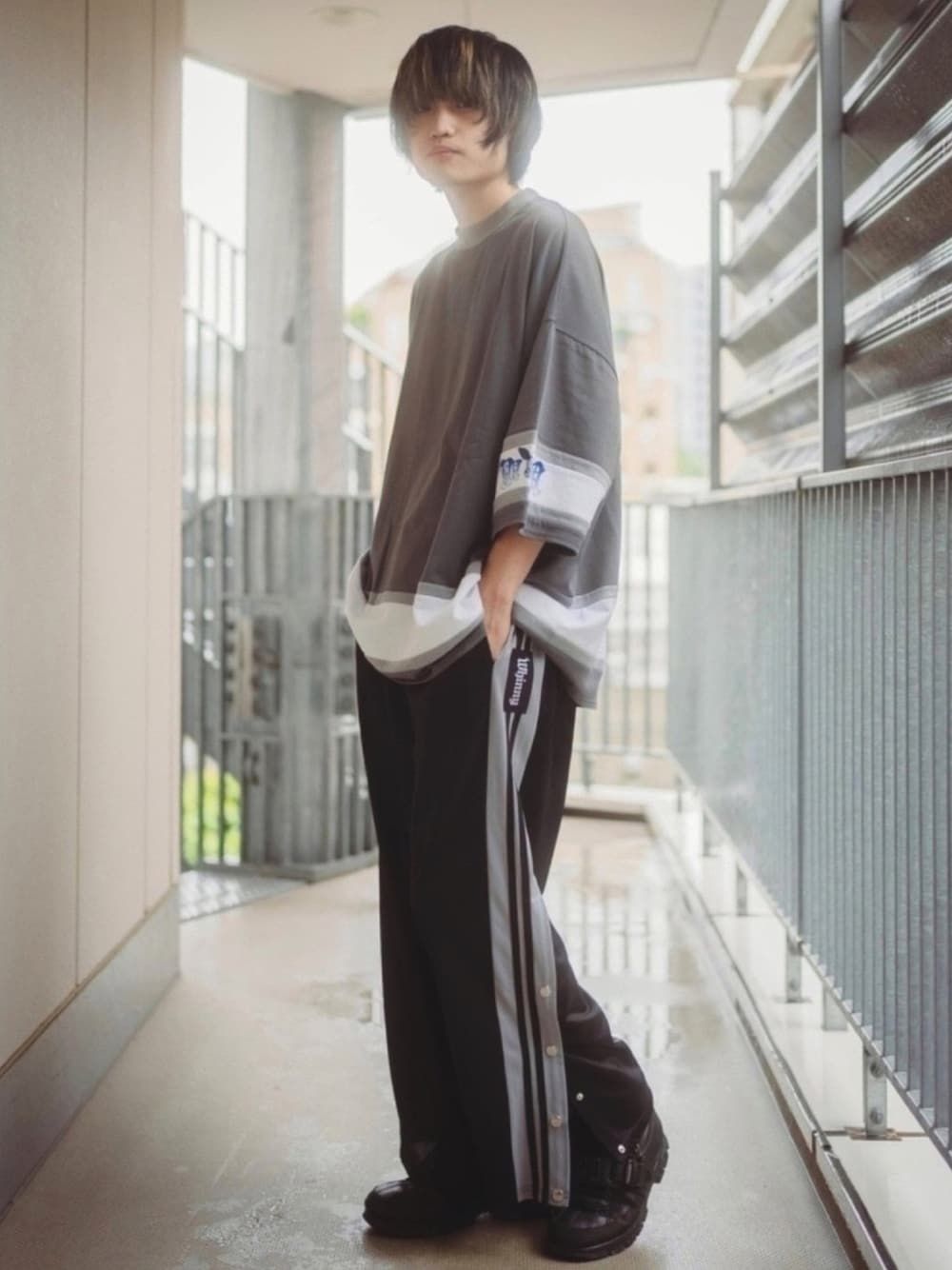 「WEGO、トラックパンツ、夏だ！Tシャツ着よう！、モノトーン、ビッグシルエット、ジャージ、ラインパンツ、おしゃれさんと繋がりたい、メンズライク、夏コーデ」｜「WhinnyのWhinny/アイスみたいだよん（Tシャツ/カットソー、ブラック系）」を使った、もっくんさん（メンズ・175cm）の夏コーディネートの1枚目の写真