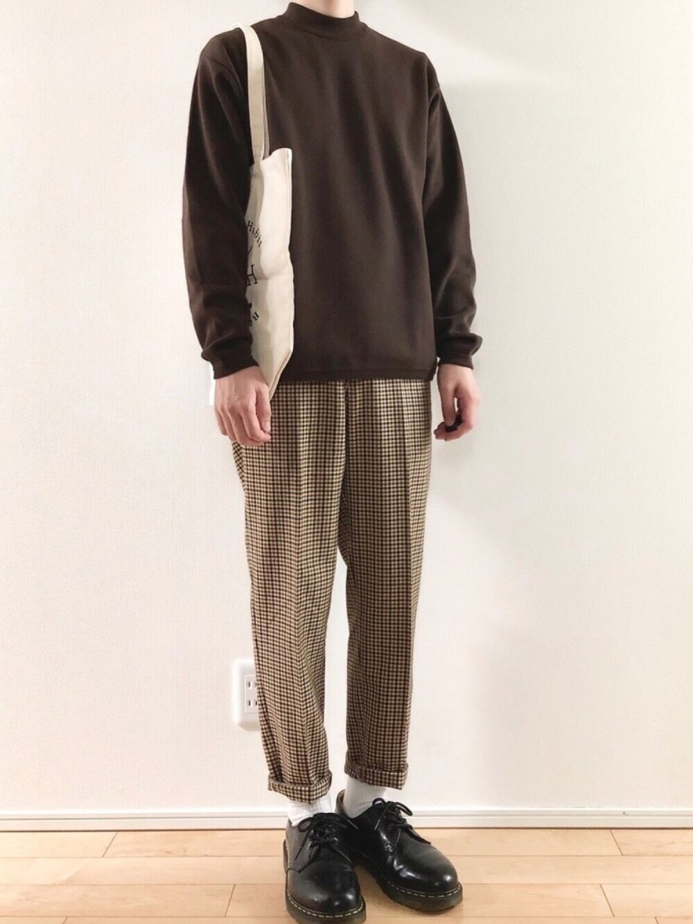 「モックネック、モックネックニット、ブラウンコーデ、ブラウンニット、GUコーデ、GUパンツ、チェックパンツ、ガンクラブチェック、スティーブンアラン、トートバッグ」｜「Steven Alanの＜Steven Alan＞ MLN MOCK NECK KNIT-LOOSE/ニット（ニット/セーター、ブラウン系）」を使った、こんさん（メンズ・172cm）の秋コーディネートの1枚目の写真