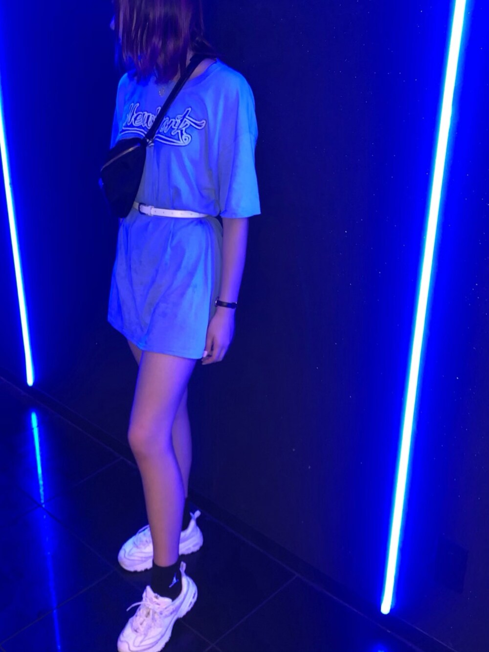「スニーカーコーデ、青、ストリート」｜「kate spade new yorkのアイテム（バッグ、ブラック系）」を使った、Al!sonさん（レディース・162cm）の秋コーディネートの1枚目の写真