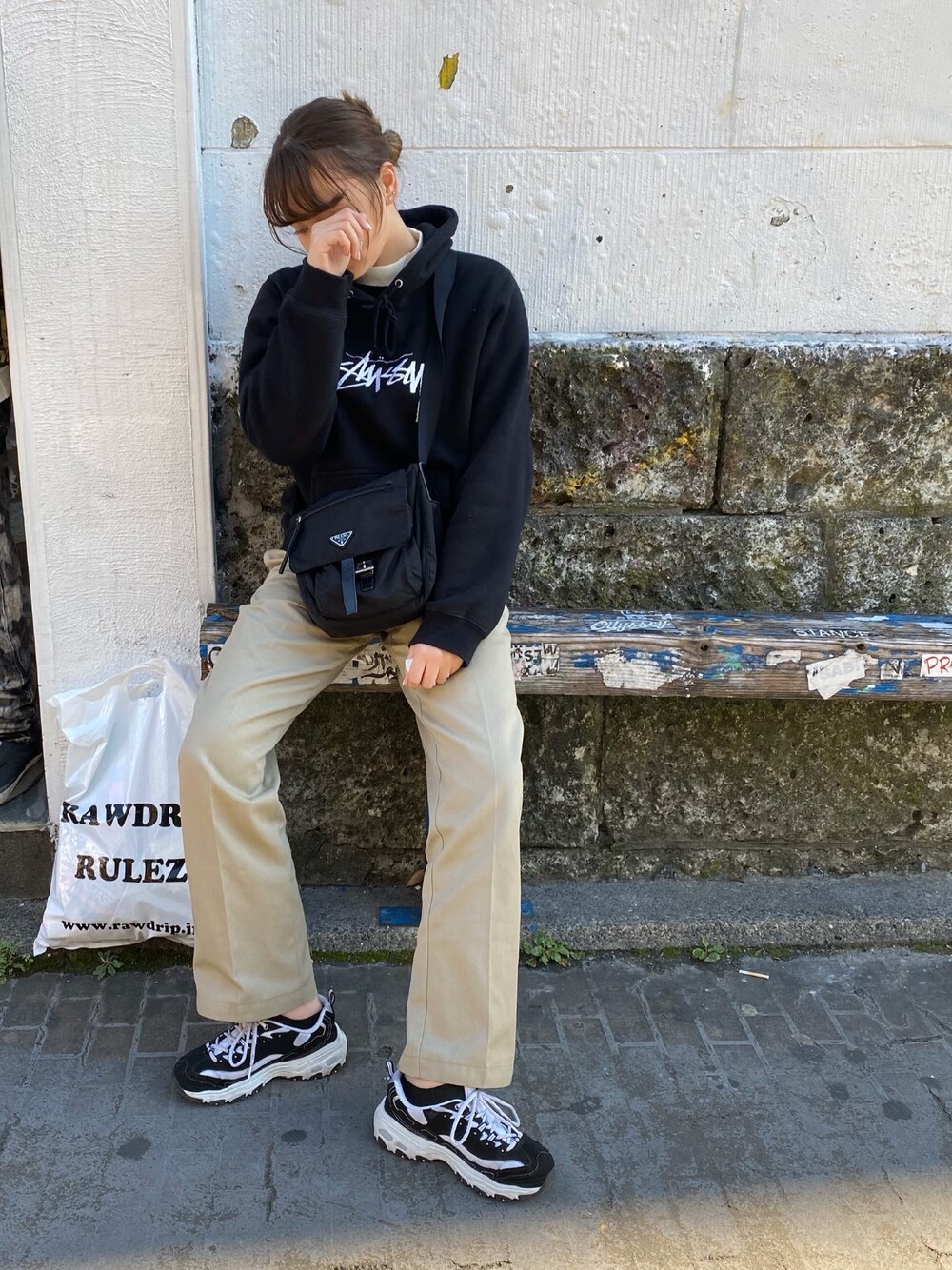 「年末WEAR感謝祭、カジュアルコーデ、冬、ストリート、原宿、メルカリ出品中」｜「STUSSYのShadow Stock Rim Hoodie（パーカー、ブラック系）」を使った、Al!sonさん（レディース・162cm）の冬コーディネートの1枚目の写真