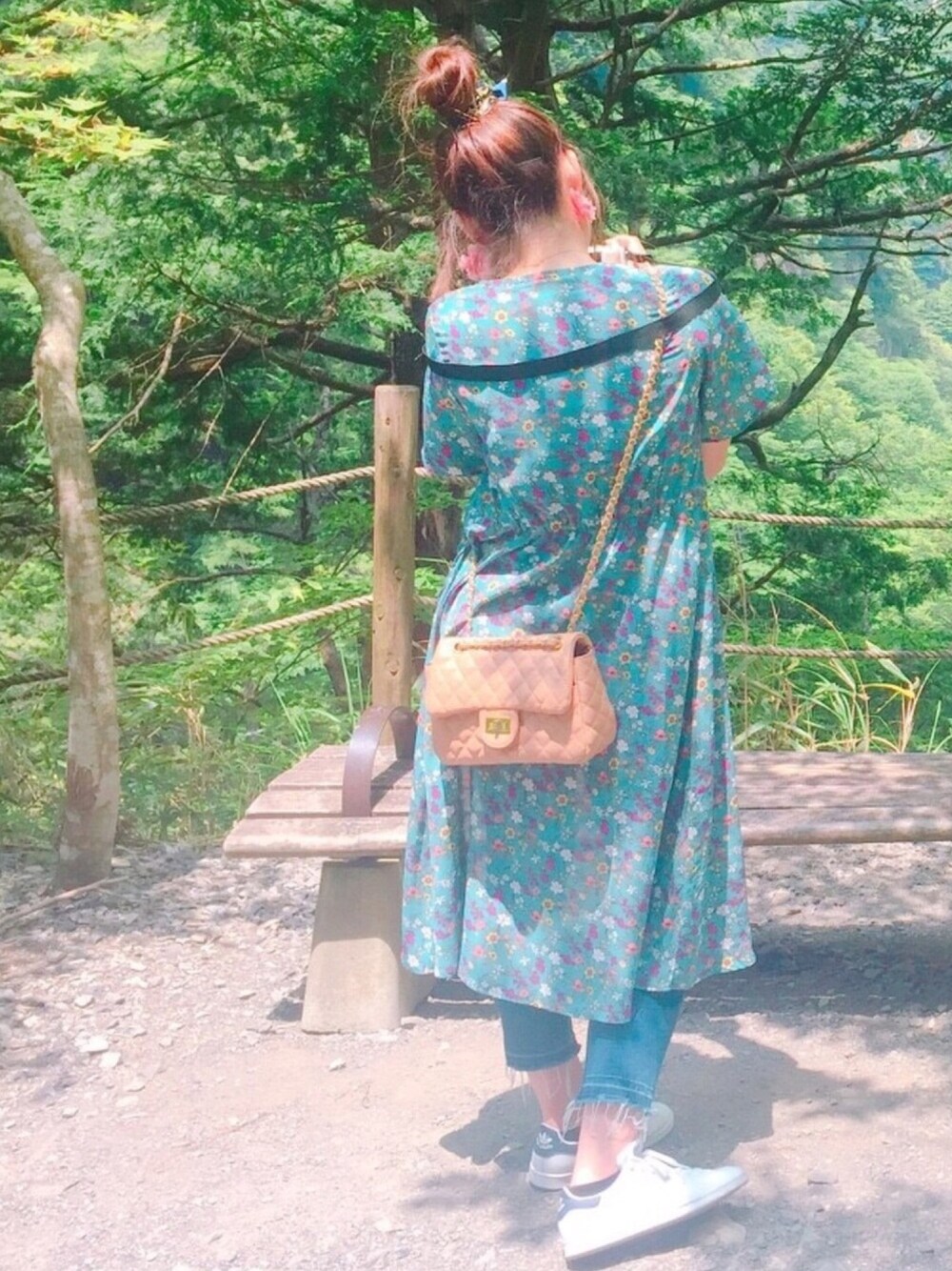 「スニーカー、デニム、スタンスミス、お団子ヘアー、花柄、カメラ女子、大人カジュアル、休日コーデ」｜「adidasのadidas アディダス STAN SMITH スタンスミス M20325 R.WHITE/R.WHITE/NEW.NAVY(ホワイト×ネイビー）         （スニーカー、ホワイト系）」を使った、TOM🌙さん（レディース・170cm）の夏コーディネートの1枚目の写真