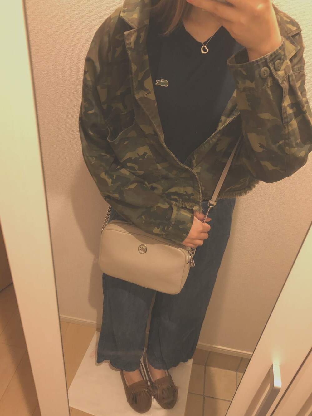 「大人カジュアル、秋、カジュアル、プチプラ、シンプルコーデ、TOMコーデ、デニム、モカシン、マイケルコース、LACOSTE」｜「GOLDYのアイテム（ピアス（両耳用）、シルバー系）」を使った、TOM🌙さん（レディース・170cm）の秋コーディネートの1枚目の写真
