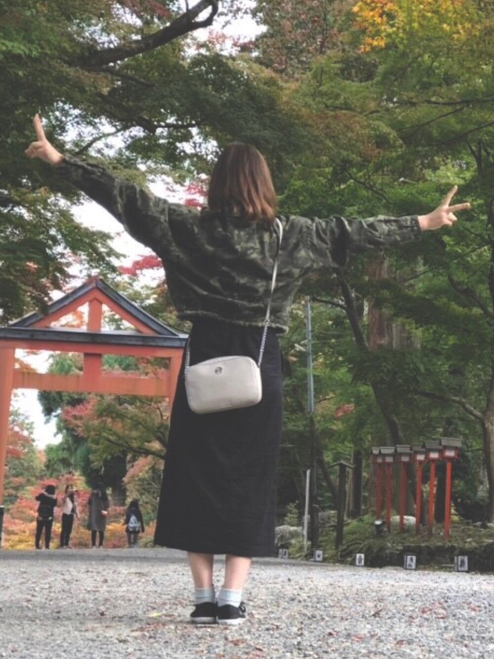 「秋コーデ、カジュアルコーデ、オトナカジュアル、黒、TOMコーデ、ラフ、LACOSTE、AZUL by moussy、迷彩、黒スカート」｜「LOWRYS FARMのミリタリーＢＩＧジャケット　733922 （ミリタリージャケット、その他）」を使った、TOM🌙さん（レディース・170cm）の秋コーディネートの1枚目の写真