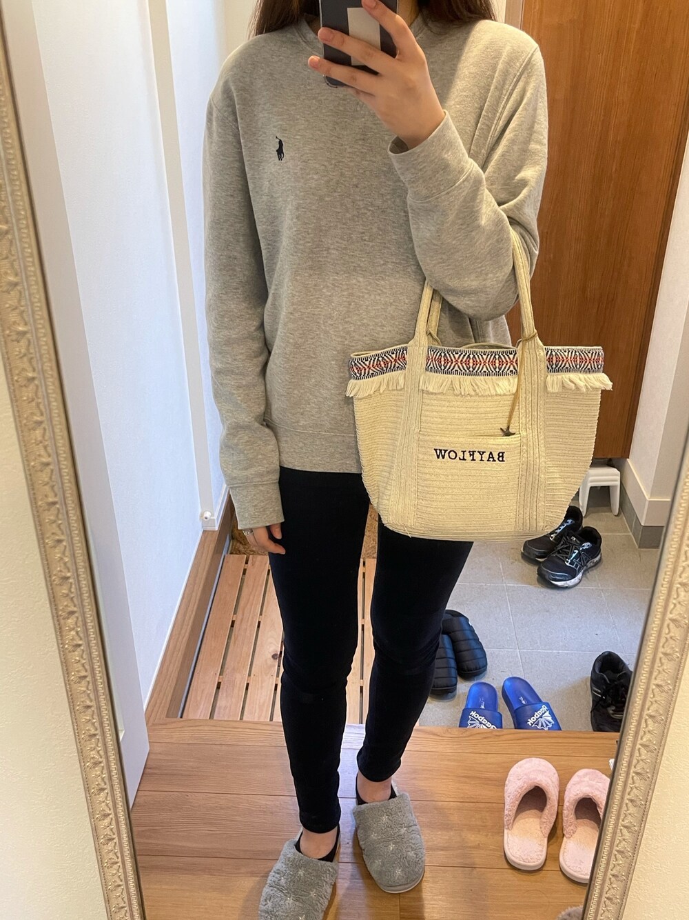 「TOMコーデ、シンプル、おしゃれさんと繋がりたい、カジュアル、パンツスタイル、トレーナー、ゆるコーデ、スリッポン、Polo Ralph Lauren」｜「POLO RALPH LAURENのPolo Ralph Lauren - ロゴパッチ スウェットシャツ - men - コットン/ナイロン/ビスコース - XL（スウェット、グレー系）」を使った、TOM🌙さん（レディース・170cm）の春コーディネートの1枚目の写真