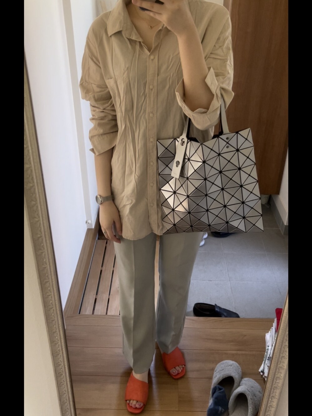 「TOMコーデ、シンプル、大人カジュアル、春夏コーデ、オトナ女子、おしゃれさんと繋がりたい、パステルカラー、パンツスタイル、シャツスタイル」｜「AZUL ENCANTOの【消臭効果】【イージーケア】【洗濯機で洗える】襟ワイヤー入りシャツ2（シャツ/ブラウス、ベージュ系）」を使った、TOM🌙さん（レディース・170cm）の夏コーディネートの1枚目の写真