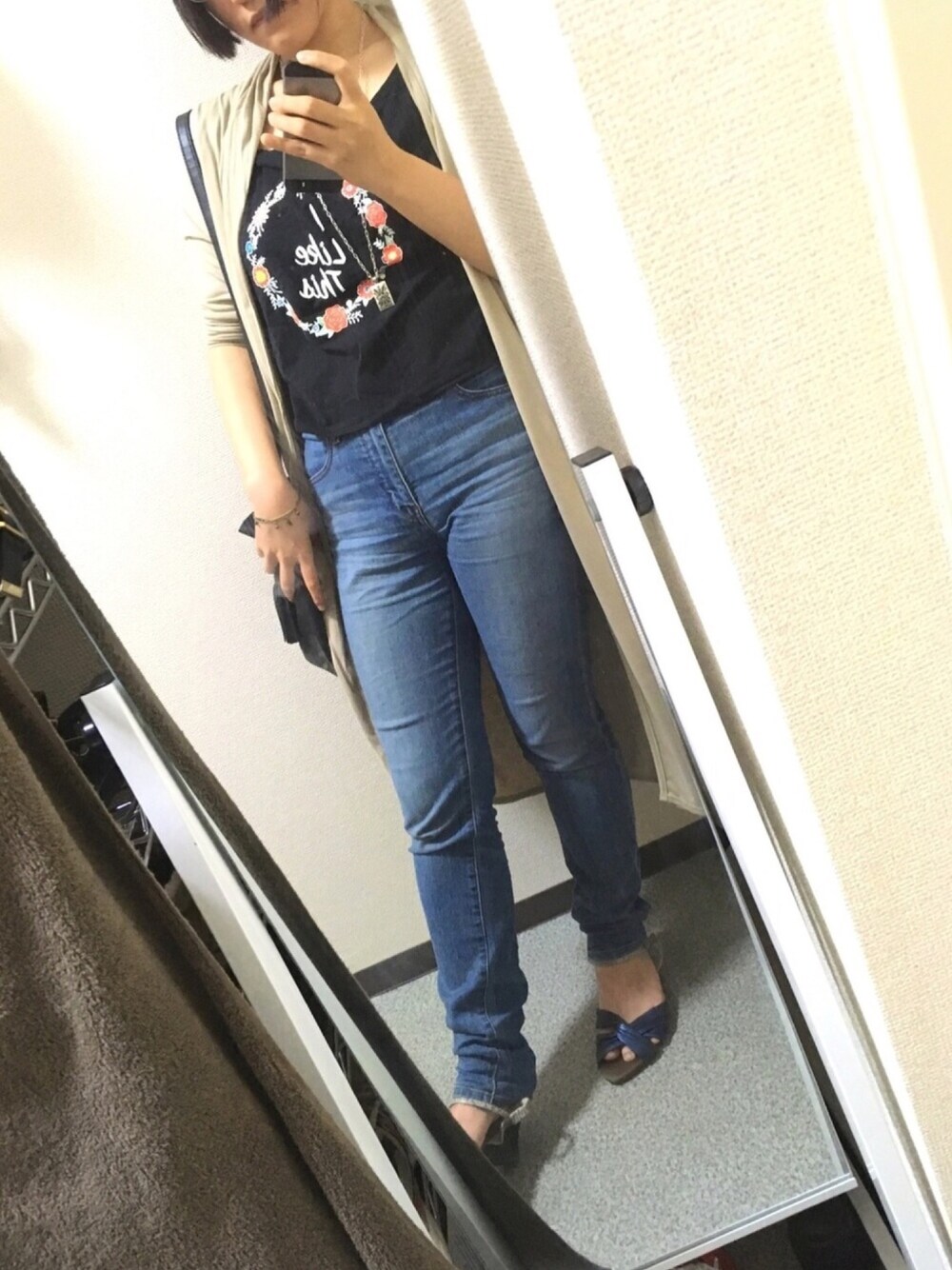 「カジュアル、ジーンズ、カーディガン」｜「WEGOのWEGO/サークルフラワーオフショルカットソー（Tシャツ/カットソー、ブラック系）」を使った、mzさん（レディース・165cm）の夏コーディネートの1枚目の写真