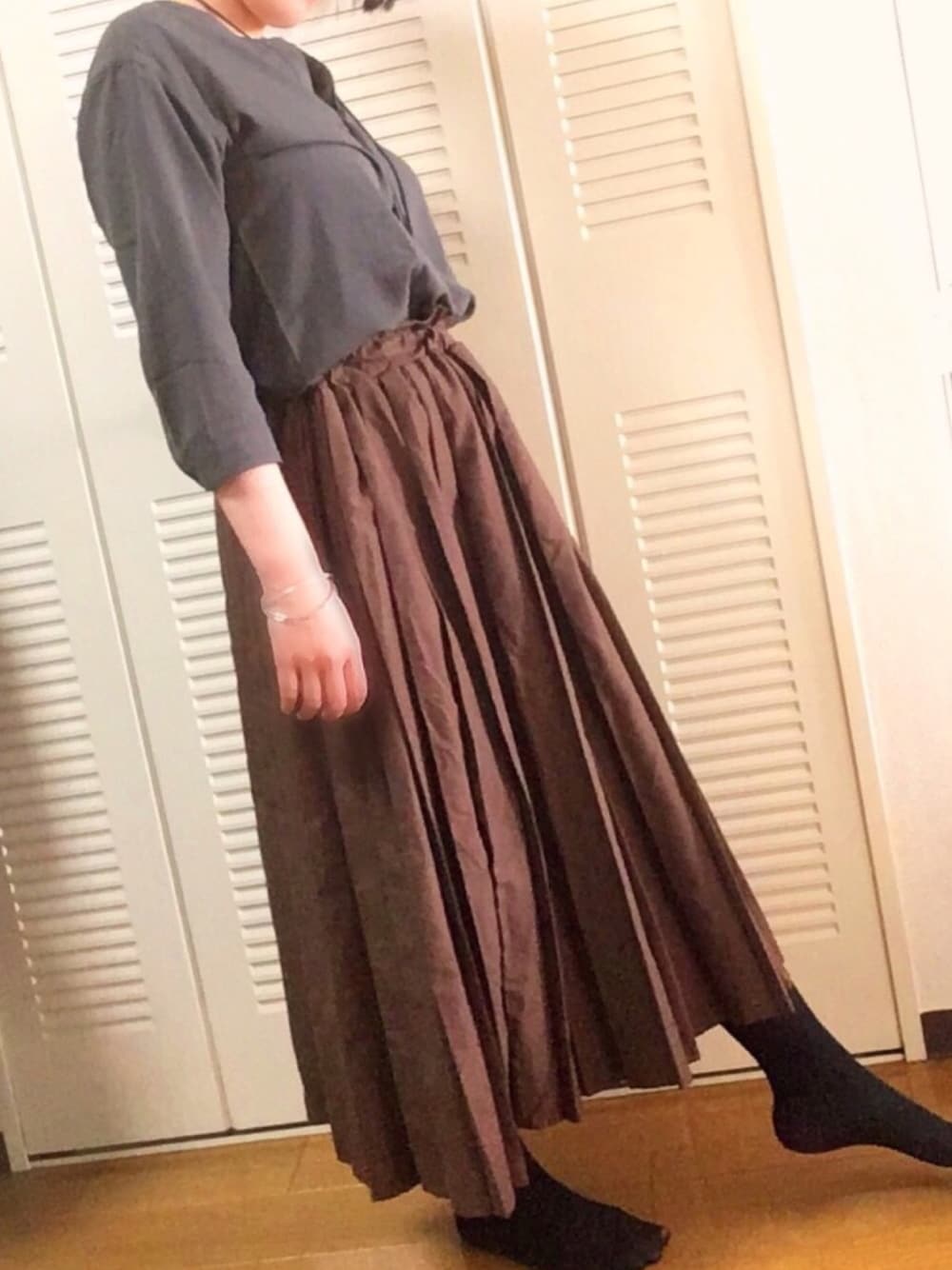 「ロングスカート、ブラウン、黒タイツ」｜「UNIQLOのアイテム（トップス、グリーン系）」を使った、mzさん（レディース・165cm）の春コーディネートの1枚目の写真