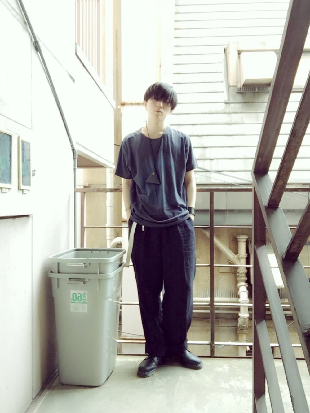 「夏コーデ、シンプルスタイル、カジュアルコーデ、ラフ、ワイドスラックス、Dr.Martens、コインケース、マッシュ」｜「Dr. MartensのDr.Martens （ドクターマーチン） / 3ホールショートブーツ 1461W 3EYE GIBSON（ブーツ、ブラック系）」を使った、よしおさん（メンズ・173cm）の夏コーディネートの1枚目の写真