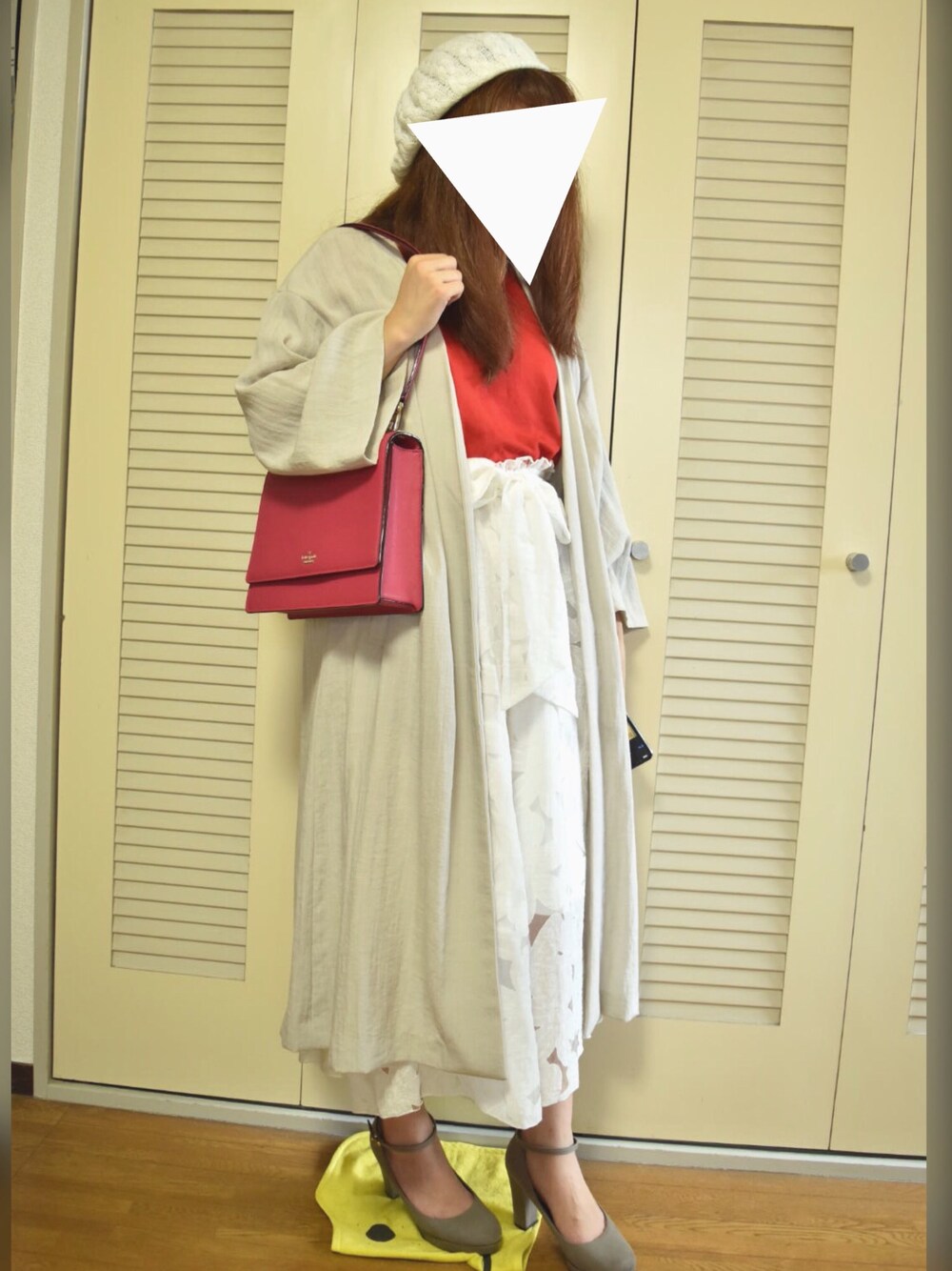 「オトナカジュアル、ロング丈、ガウン、差し色、ワイドパンツ、ベレー帽、Kate Spade、バッグ、プチプラミックス」｜「JEANASISのノーカラーコート/764210 （その他アウター、グレー系）」を使った、みみさん（レディース・158cm）の秋コーディネートの1枚目の写真