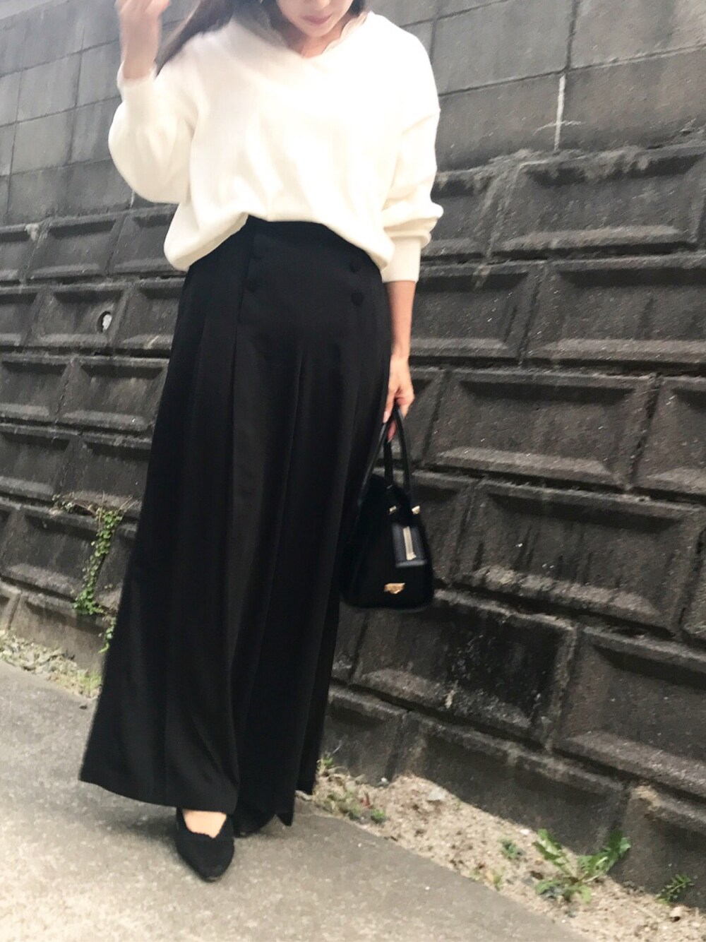 「ワイドパンツ、レースインナー、ニット、バルーンスリーブ、パンプス、オフィススタイル、モノトーン、モノトーンコーデ、オトナ女子、トレンチコート」｜「URBAN RESEARCHのアイテム（パンツ、ブラック系）」を使った、あっきーなさん（レディース・156cm）の春コーディネートの1枚目の写真