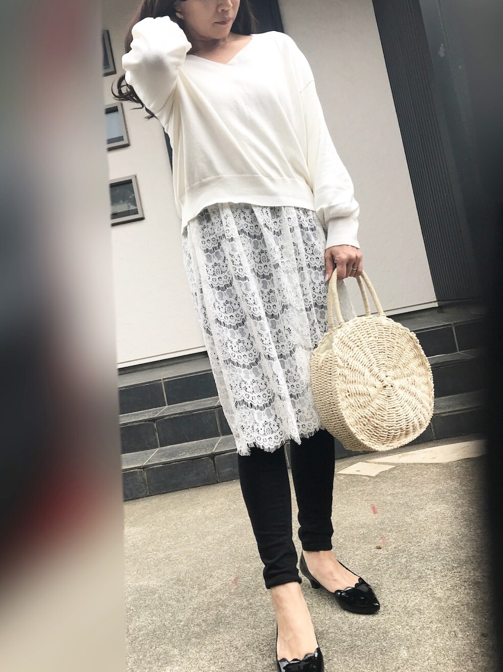 「キャミワンピ、レースワンピース、MA-1、スキニー、スキニーパンツ、バレエシューズ、サークルバッグ、かごバッグ、ショルダーバッグ、レース」｜「GUのアイテム（ワンピース/ドレス、ホワイト系）」を使った、あっきーなさん（レディース・156cm）の春コーディネートの1枚目の写真
