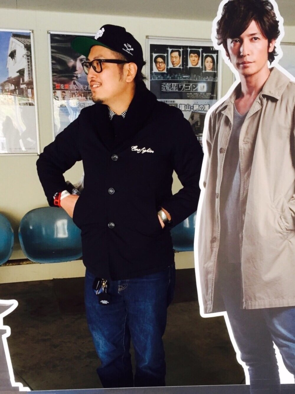 ブルー系のデニムパンツ、ブラック系のブルゾン、ブラック系のキャップを着用したメンズの冬コーディネートの1枚目の写真