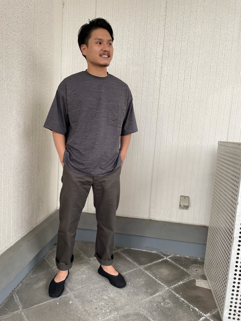 「シンプル、オーバーサイズ、チノパン、夏、カジュアルコーデ」｜「ITEMS URBANRESEARCHのカノコ ビッグTシャツ（Tシャツ/カットソー、ブラック系）」を使った、よねさん（メンズ・172cm）の春コーディネートの1枚目の写真