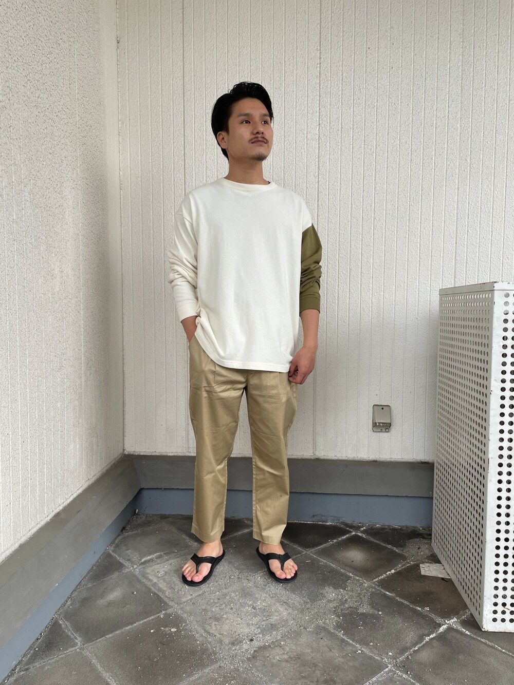 「リラックススタイル、今日のコーデ、ビッグシルエット、春夏コーデ、春コーデ、オーバーサイズ、ロンT、チノパン、サンダル」｜「ITEMS URBANRESEARCHのUSAコットン 袖配色 長袖Tシャツ（Tシャツ/カットソー、ホワイト系）」を使った、よねさん（メンズ・172cm）の春コーディネートの1枚目の写真