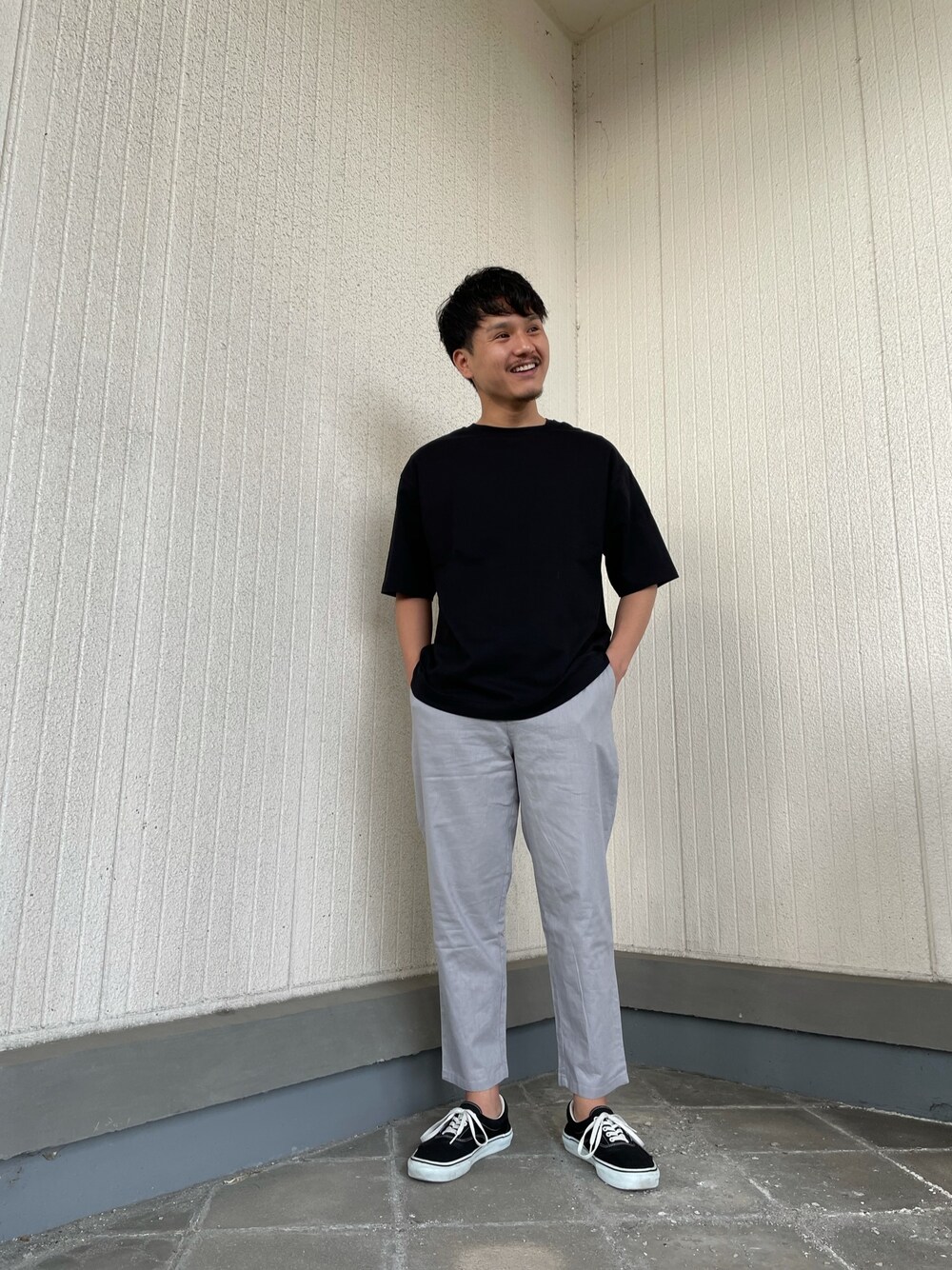 「シンプルコーデ、オトナカジュアル、ゆるコーデ、初夏コーデ、休日スタイル、オーバーサイズ、カジュアル、イージーパンツ、フォローミー」｜「ITEMS URBANRESEARCHの綿麻イージーパンツ（その他パンツ、パープル系）」を使った、よねさん（メンズ・172cm）の春コーディネートの1枚目の写真