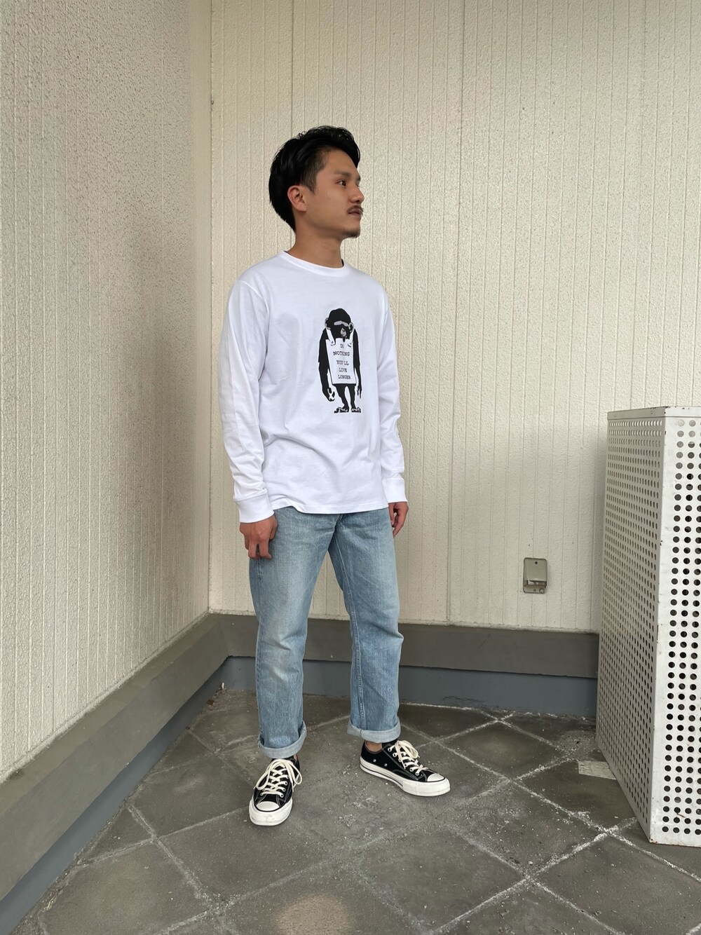 「シンプル、オトナカジュアル、カジュアルコーデ、デニム、ゆるコーデ、スニーカーコーデ、長袖Tシャツ、プリントT、相互フォロー」｜「ITEMS URBANRESEARCHのBRANDALISED プリント長袖Tシャツ（その他、その他）」を使った、よねさん（メンズ・172cm）の春コーディネートの1枚目の写真