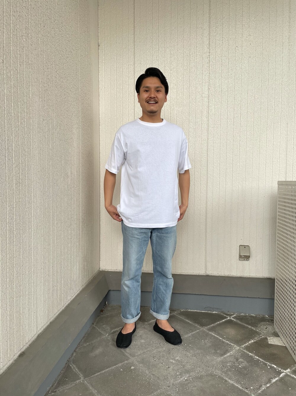 「これが私をアゲる服、春夏コーデ、オーバーサイズ、カジュアル、ラフ、夏、デニム、バックプリント、summer、アイテムズアーバンリサーチ」｜「ITEMS URBANRESEARCHのバックロゴプリントTシャツ（その他、レッド系）」を使った、よねさん（メンズ・172cm）の春コーディネートの1枚目の写真