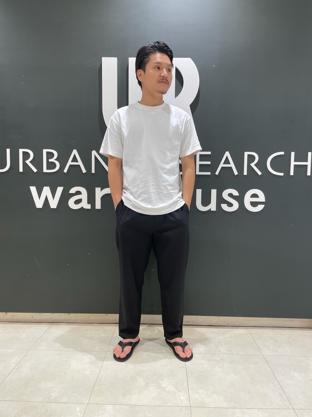 「これが私をアゲる服、カジュアル、リラックススタイル、白Tシャツ、大人カジュアル、カジュアルコーデ、相互フォロー、イージーパンツ、黒パンツ、アイテムズアーバンリサーチ」｜「ITEMS URBANRESEARCHのエステルトロ イージーテーパードパンツ（その他パンツ、ブラック系）」を使った、よねさん（メンズ・172cm）の春コーディネートの1枚目の写真