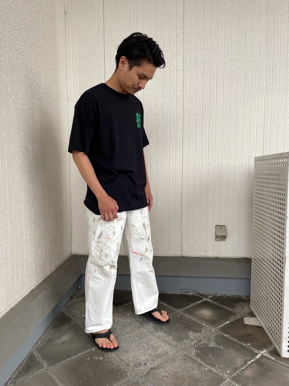 「これが私をアゲる服、大人カジュアル、カジュアルコーデ、ワイドパンツ、サンダル、夏コーデ、白パンツ、相互フォロー、プリントT」｜「ITEMS URBANRESEARCHのプリントTシャツ NOISE（Tシャツ/カットソー、ブラック系）」を使った、よねさん（メンズ・172cm）の春コーディネートの1枚目の写真