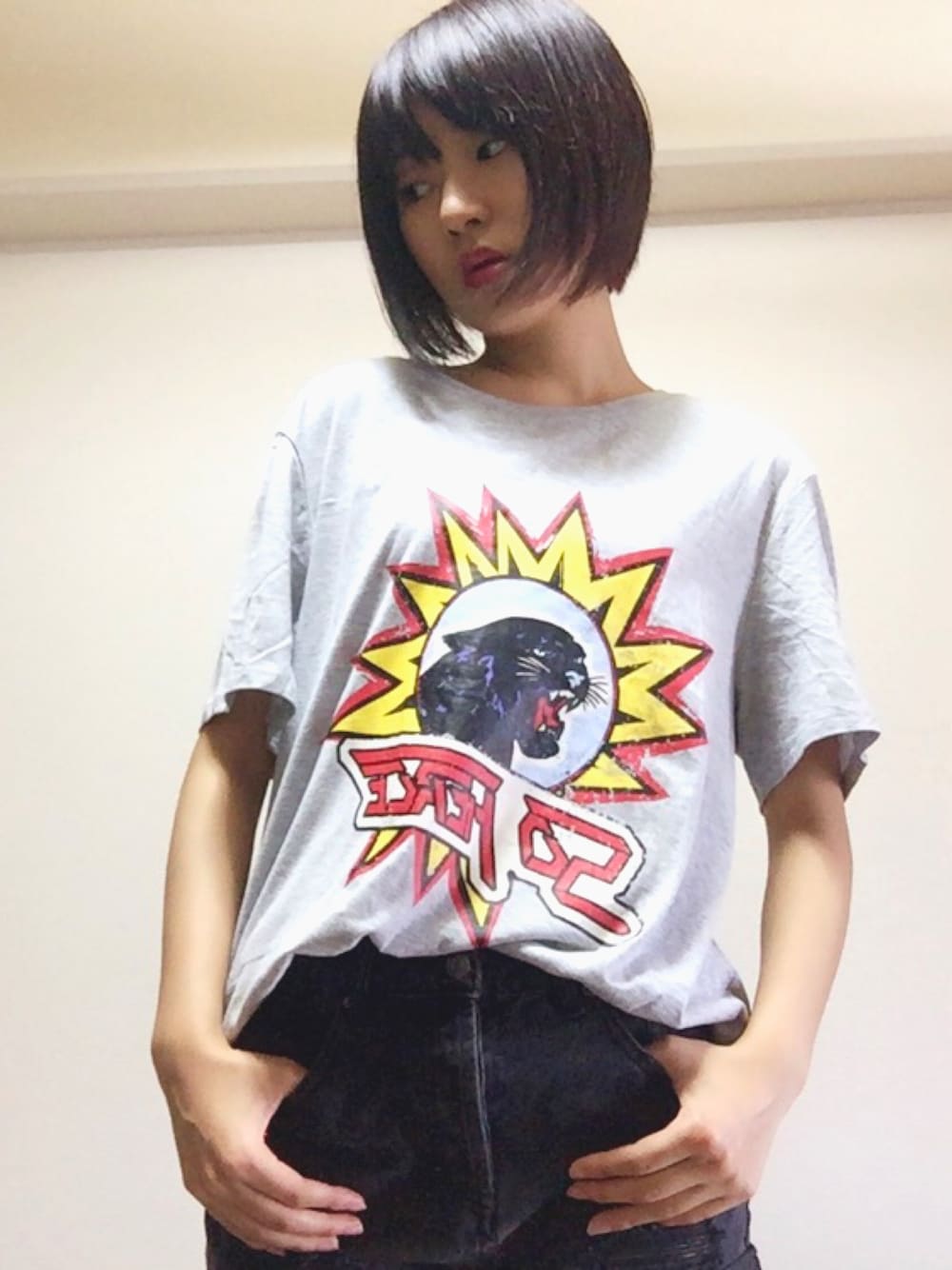 「夏、ストリート、ホットパンツ、ショートパンツ、ダメージデニム、デニム、Tシャツ、ヒップホップ」｜「H&Mのアイテム（Tシャツ/カットソー、グレー系）」を使った、KAOさん（レディース・171cm）の夏コーディネートの1枚目の写真