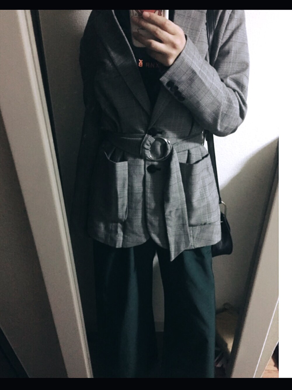 「WHO’S WHO gallery、Bershka、アナーキーシャツ、グリーン」｜「Bershkaのアイテム（その他アウター、グレー系）」を使った、KAOさん（レディース・171cm）の秋コーディネートの1枚目の写真