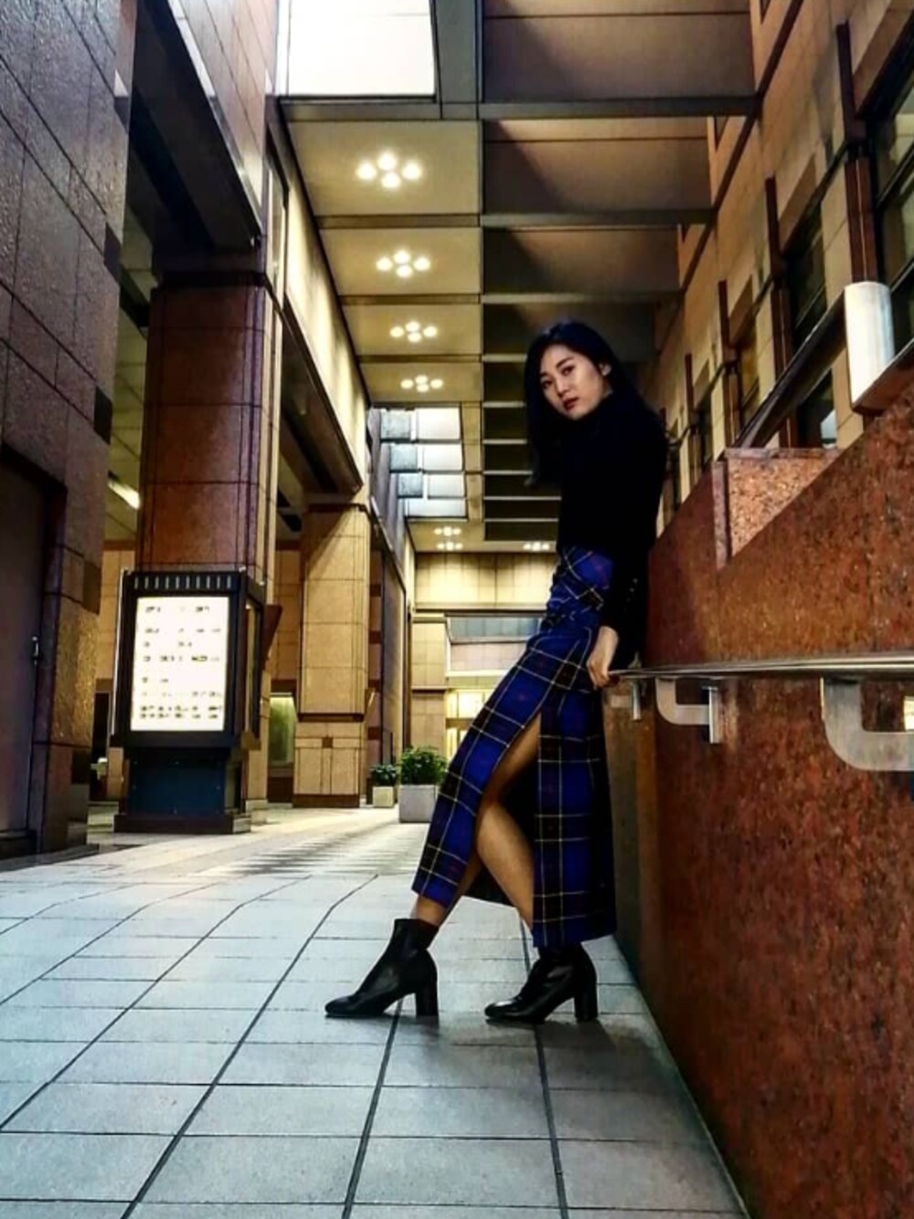 「ZARA、スカート、タイトスカート、スリットスカート、スリット、脚長効果、クール、セクシー、モード、恵比寿ガーデンプレイス」｜「ZARAのアイテム（スカート、ブルー系）」を使った、KAOさん（レディース・171cm）の秋コーディネートの1枚目の写真