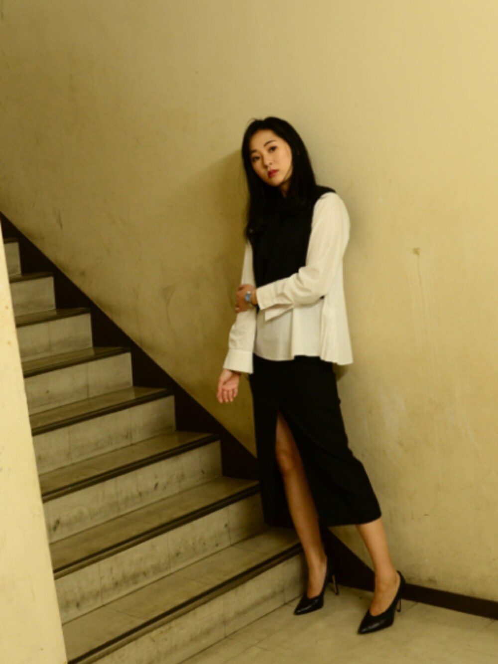 「ZARA、モノクロコーデ、タイトスカート、スリットスカート、モノトーン、セクシー」｜「ZARAのアイテム（パンプス、ブラック系）」を使った、KAOさん（レディース・171cm）の秋コーディネートの1枚目の写真