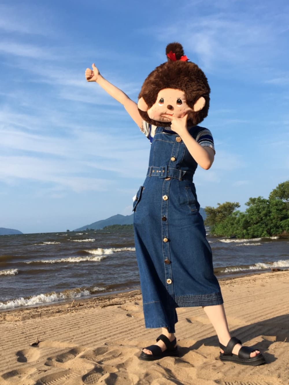 ブラック系のサンダル、ブルー系のワンピース、ブルー系のニット/セーターを着用したレディースの夏コーディネートの1枚目の写真