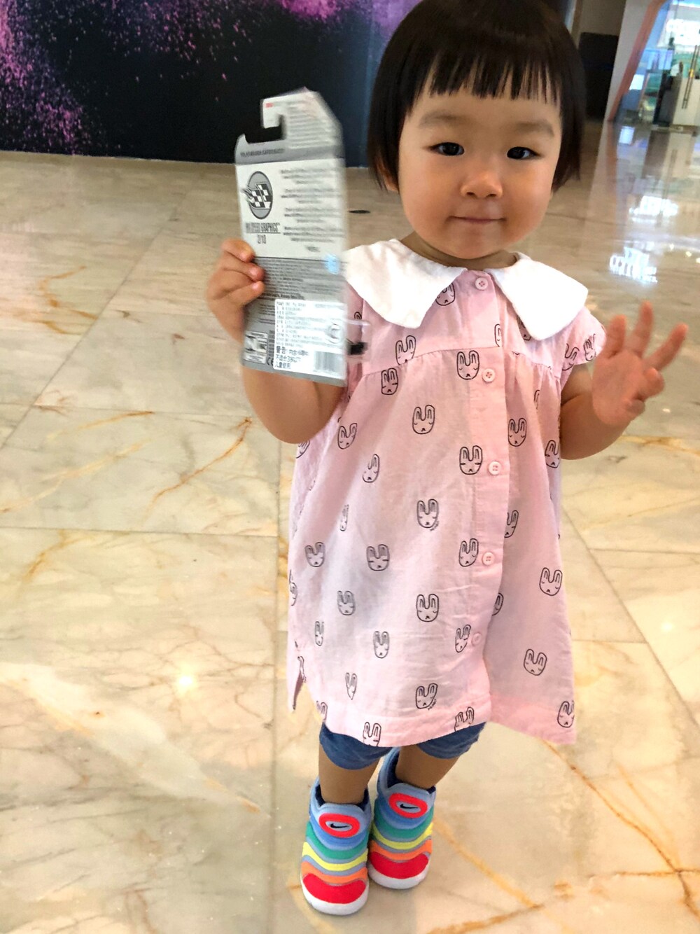 「韩国品牌のアイテム（シャツワンピース、ピンク系）」を使った、Tong'mamiさん（キッズ・90cm）の春コーディネートの1枚目の写真