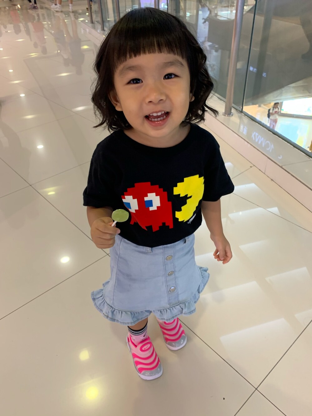 「:CHOCOOLATEのアイテム（Tシャツ/カットソー、ブラック系）」を使った、Tong'mamiさん（キッズ・100cm）の秋コーディネートの1枚目の写真