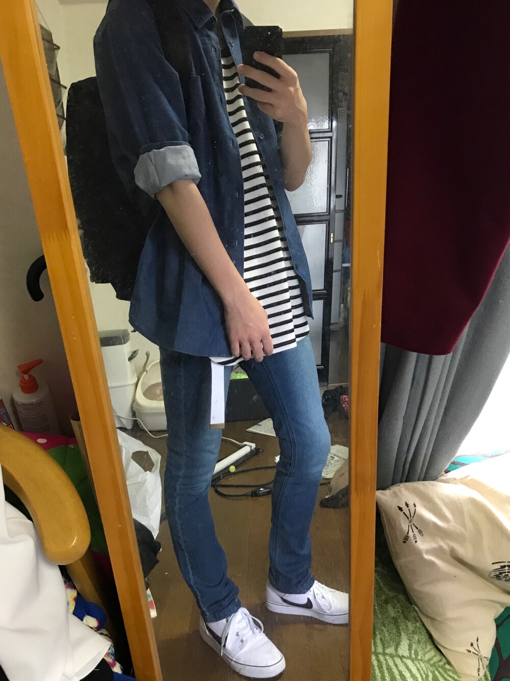 「デニム、デニムパンツ、デニムシャツ、ナイキ、WEGO、きれいめカジュアル、オトナカジュアル」｜「NIKEの＜NIKE（ナイキ）SB＞ ZOOM S/J CNVS/スニーカー（スニーカー、ホワイト系）」を使った、じゅんのさん（メンズ・174cm）の春コーディネートの1枚目の写真