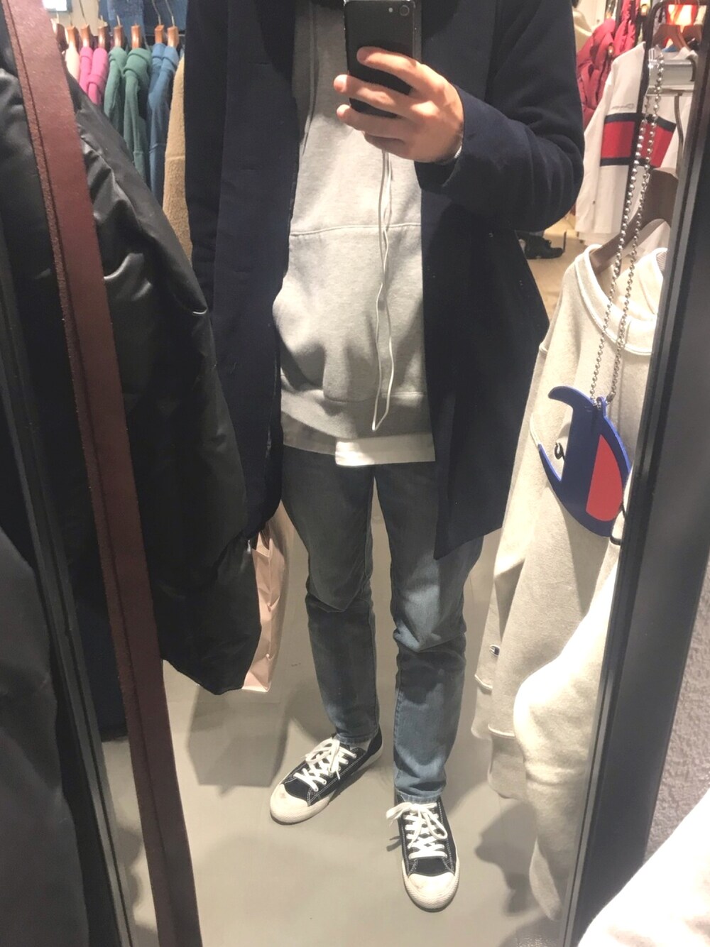 「カジュアル、おしゃれさんと繋がりたい、冬、スキニーデニム」｜「無印良品のアイテム（スニーカー、ブラック系）」を使った、じゅんのさん（メンズ・175cm）の冬コーディネートの1枚目の写真