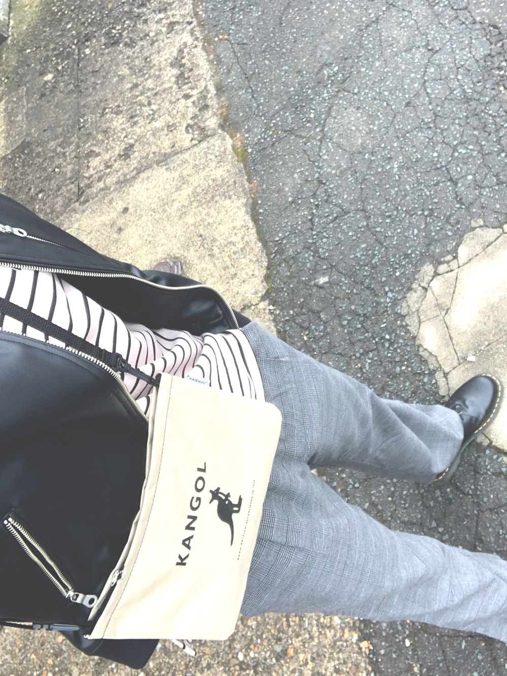 「冬アウター着回しチャレンジ、おしゃれさんと繋がりたい、大人カジュアル、グレンチェック、ライダース、チェック、KANGOL、冬コーデ」｜「KANGOLの<KANGOL>プリントサコッシュ ショルダー（ショルダーバッグ、ベージュ系）」を使った、じゅんのさん（メンズ・175cm）の冬コーディネートの1枚目の写真