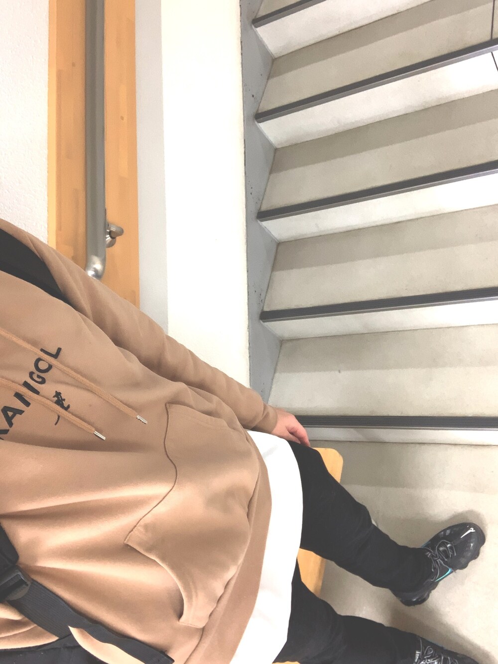 「休日スタイル、おしゃれさんと繋がりたい、きれいめカジュアル、スニーカーコーデ、NIKE、ヴェイパーマックス、KANGOL、ブラウン色に染まれ、LIDnM、フォローミー」｜「KANGOLのKANGOL×MURUAルーズシルエットパーカー（パーカー、ブラウン系）」を使った、じゅんのさん（メンズ・175cm）の冬コーディネートの1枚目の写真