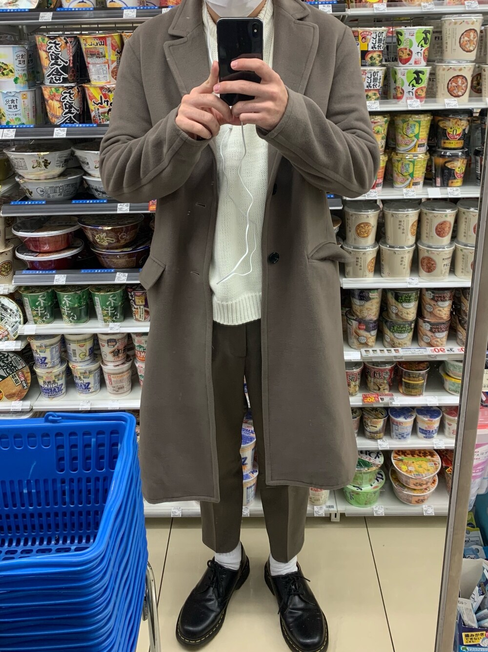 「冬コーデ、今日のコーデ、スニーカーコーデ、ロングコート、おしゃれさんと繋がりたい、LIDnM、Dr.Martens、きれいめカジュアル、キレイめ」｜「LIDNMのアイテム（チェスターコート、ベージュ系）」を使った、じゅんのさん（メンズ・175cm）の冬コーディネートの1枚目の写真