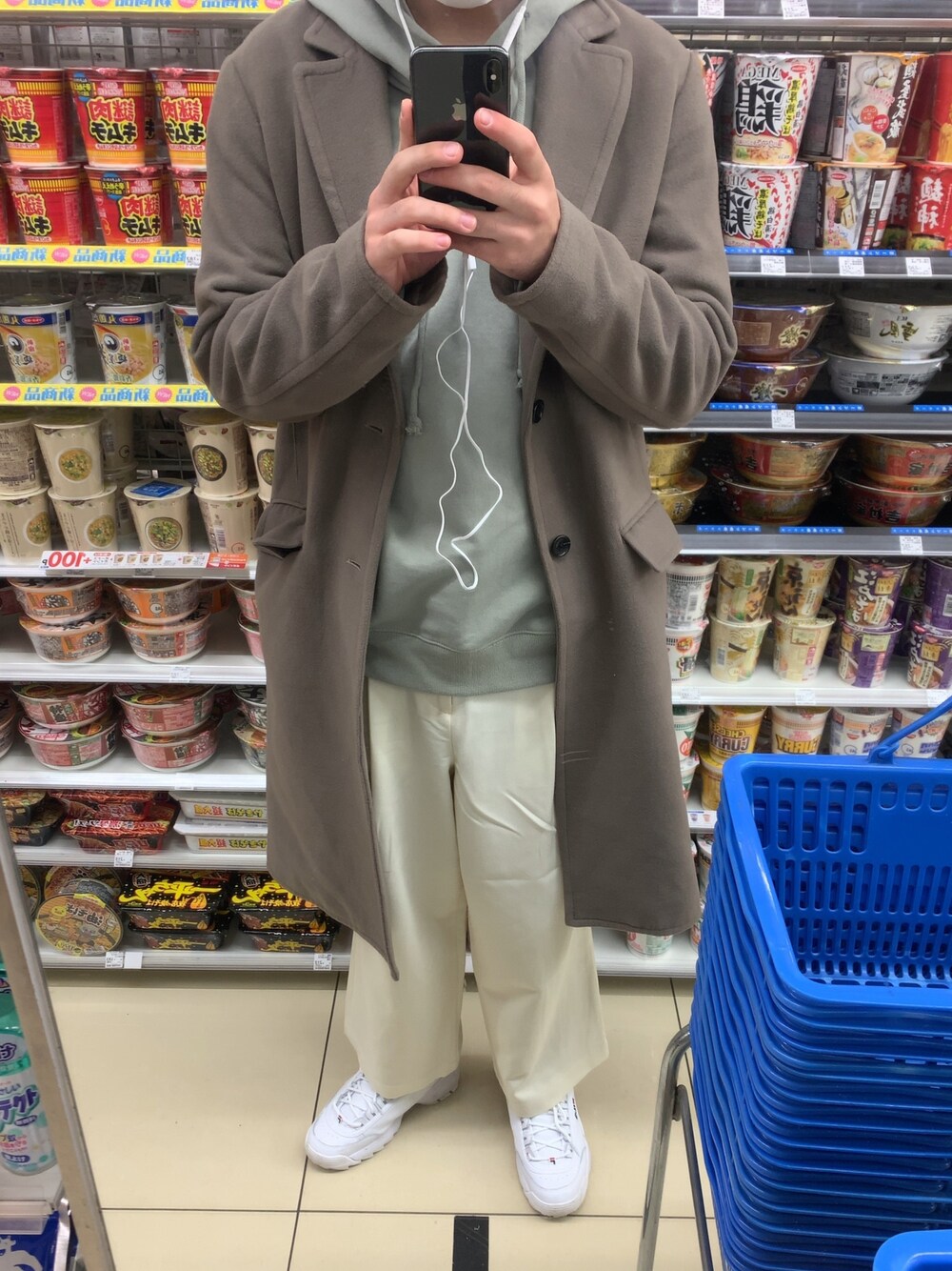 「白パンツ、今日のコーデ、お洒落さんとつながりたい、休日スタイル、私の推しブランド、秋冬コーデ、チェスターコート、ワイドパンツ、スラックス、FILA」｜「WYM LIDNMの【WYM LIDNM】PE MELTON BOX CHESTER COAT（チェスターコート、ベージュ系）」を使った、じゅんのさん（メンズ・175cm）の冬コーディネートの1枚目の写真