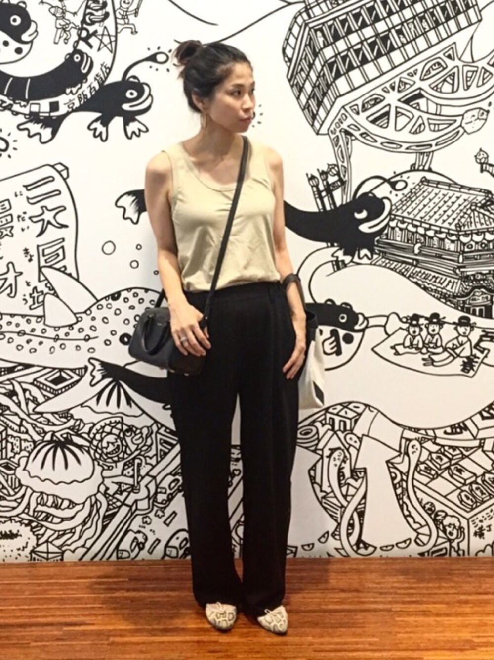 「シンプルコーデ、夏、休日スタイル、ラクチンコーデ、パンツスタイル、outfit、おだんごヘアー、マタニティコーデ、ラフ」｜「Saint Laurentのアイテム（ショルダーバッグ、ブラック系）」を使った、ATTSUさん（レディース・163cm）の夏コーディネートの1枚目の写真