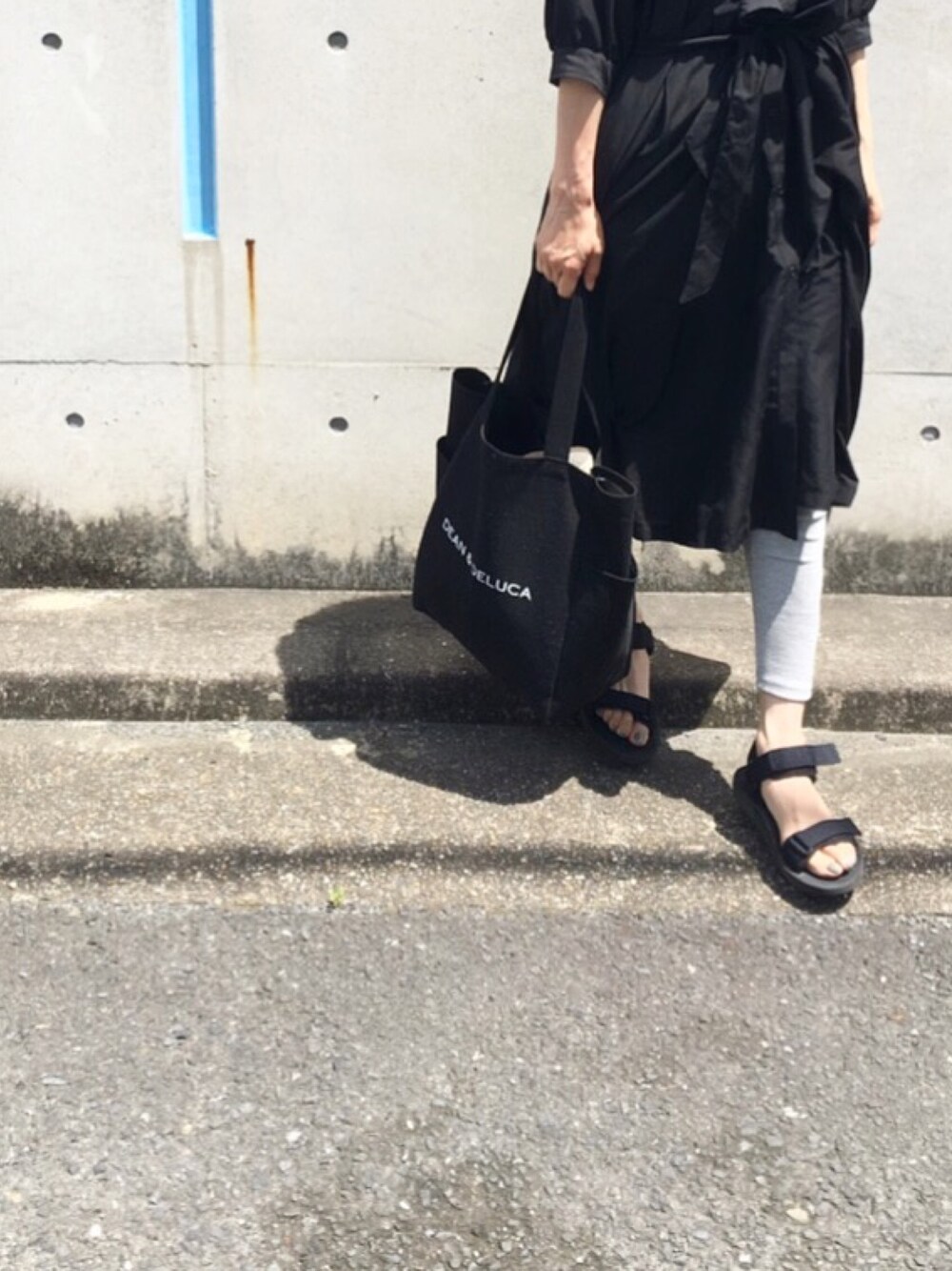 「シンプル、お洒落さんとつながりたい、ＧＷ、ootd、きれいめカジュアル、休日スタイル、今日のコーデ、ユニクロ、楽チンコーデ、カジュアル」｜「UNIQLOのアイテム（サンダル、ブラック系）」を使った、ATTSUさん（レディース・163cm）の春コーディネートの1枚目の写真