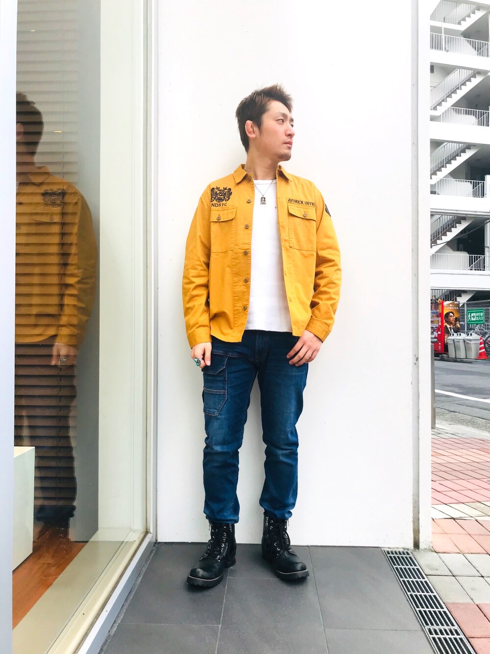 イエロー系のシャツ/ブラウス、ブルー系のデニムパンツ、ホワイト系のTシャツ/カットソーを着用したメンズの春コーディネートの1枚目の写真