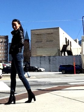 「model」｜「アイテム（ライダースジャケット）」を使った、Elle Andreevaさん（レディース・170cm）の春コーディネート