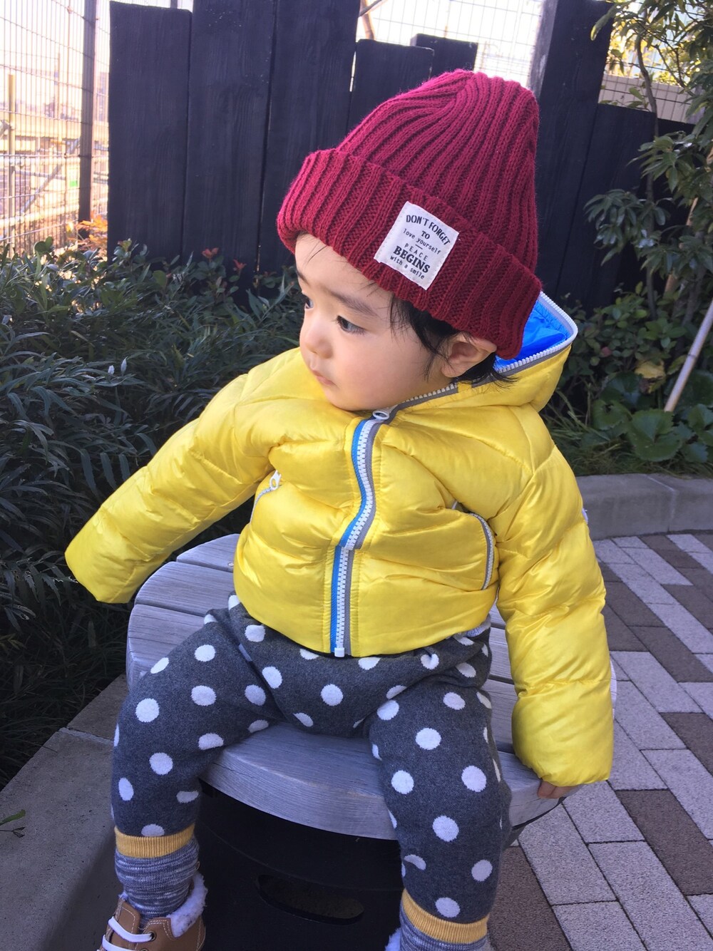 「冬コーデ、男の子、男の子コーデ、カラフル、おんなのこものも着てます」｜「B:MING by BEAMSのビーミング by ビームス / フード付きダウンブルゾン 2015（ダウンジャケット/コート、イエロー系）」を使った、88sota88さん（キッズ・80cm）の冬コーディネートの1枚目の写真